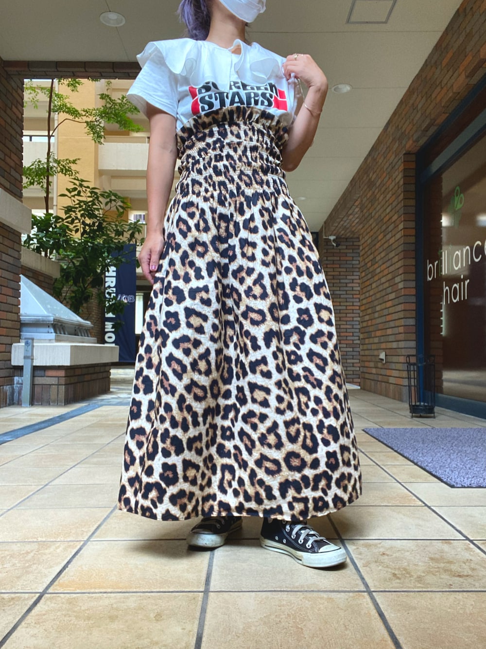 「H&M、シンプルコーデ、オトナ女子、秋、プチプラ、レオパード、レオパード柄、付け襟、スニーカー、おしゃれさんと繋がりたい、ootd、outfit、トレンド、ママコーデ、ママファッション」｜「CREOLMEの【SCREEN STARES×CREOLME】Tシャツ（スウェット、ホワイト系）」を使った、くみこさん（レディース・150cm）の夏コーディネートの1枚目の写真