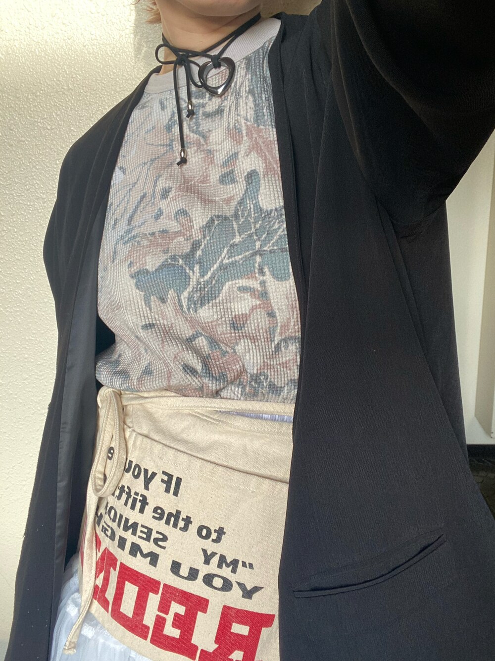 ブラック系のテーラードジャケット、その他のTシャツ/カットソー、ブラック系のネックレスを着用したレディースの春コーディネートの1枚目の写真