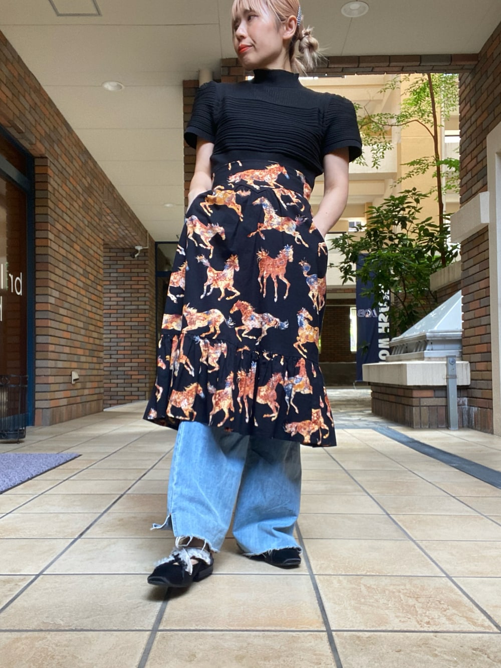 「ブラックコーデ、古着MIX、レイヤードスタイル、柄スカート、夏服コーデ、シンプル、夏服、低身長、低身長コーデ、低身長女子、デニム、ママファッション、古着、レディースファッション、ootd」｜「SANSeLFのランダムリブトップス　sanw22s039【SANSeLF】（その他トップス、ブラック系）」を使った、くみこさん（レディース・150cm）の夏コーディネートの1枚目の写真