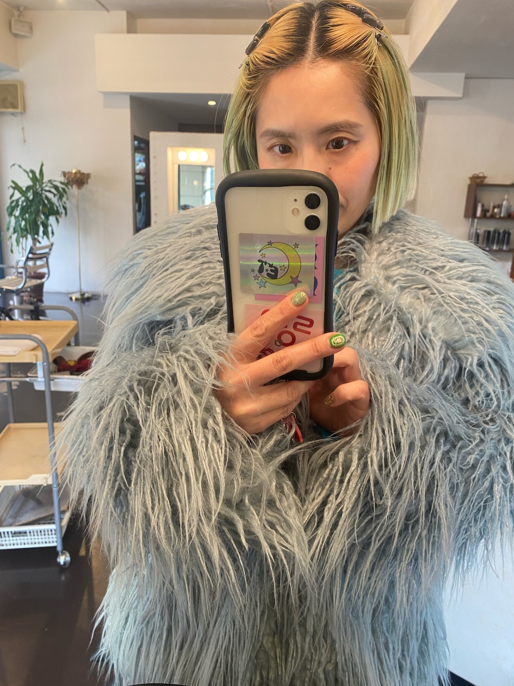 「真冬のあったかスタイル、冬服コーデ、大人かわいい、ティアードスカート、フェイクレザー、ファーコート、柄タイツ、スニーカー、ママコーデ、低身長、低身長コーデ、低身長女子、古着MIX、古着、スウェット」｜「yaeのFaux fur short coat/フェイクファーショートコート（その他アウター、ブルー系）」を使った、くみこさん（レディース・150cm）の冬コーディネートの1枚目の写真