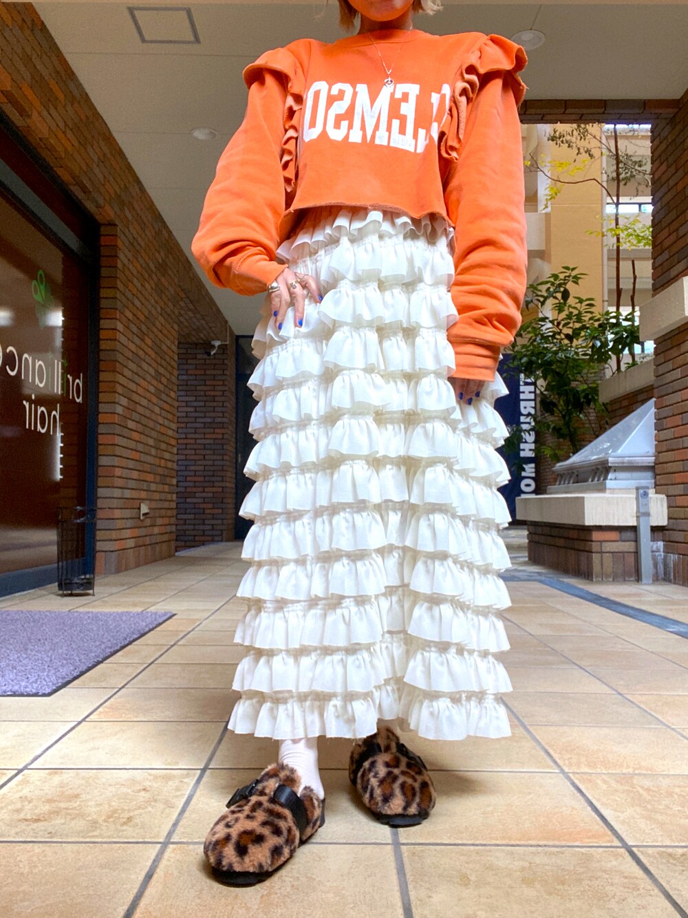 「秋冬コーデ、カジュアル、大人かわいい、大人カジュアル、クリスマスに着たい服、冬コーデ、スカート、厚底シューズ、マイベストコーデ2021、低身長、低身長コーデ、低身長女子、ママコーデ、ママファッション、おしゃれさんと繋がりたい」｜「SANSeLFの【SANSeLF】tiered frill skirt　sanw21a066（スカート、ホワイト系）」を使った、くみこさん（レディース・150cm）の冬コーディネートの1枚目の写真