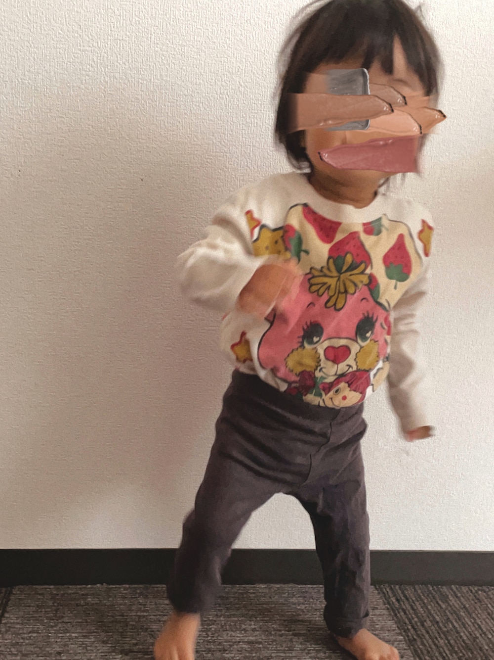 「GrandGroundのアイテム（トップス、ホワイト系）」を使った、inoriさん（キッズ・70cm）の秋コーディネートの1枚目の写真