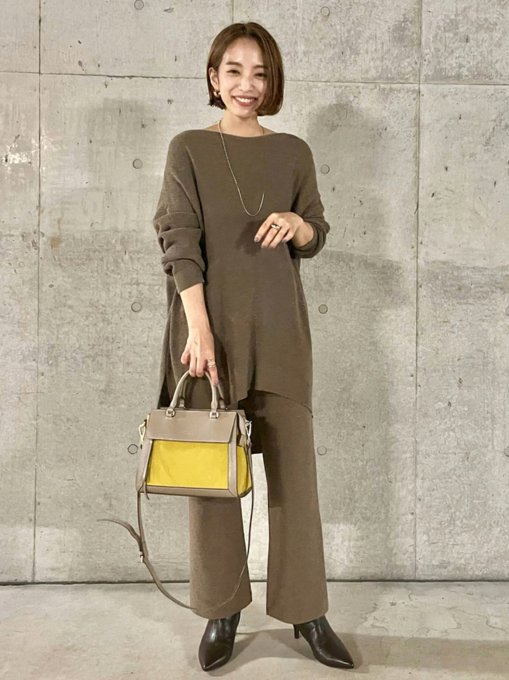 「セットアップ、ワントーンコーデ、ニットパンツ、シンプルコーデ、ベージュコーデ、ブラウンコーデ、低身長コーデ、秋先取りコーデ、秋冬コーデ、ニットセットアップ、秋服準備はじめました、ラブアンドピース2021、秋トレンド2021」｜「LOWELL thingsのRakas/ベロアコンビ2wayボストンBAG（ボストンバッグ、イエロー系）」を使った、eriさん（レディース・156cm）の秋コーディネートの1枚目の写真