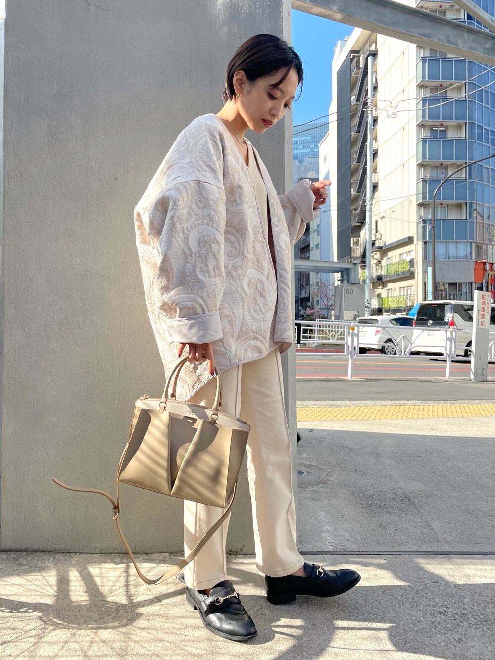 「ワントーンコーデ、ベージュコーデ、ブルゾン、ジャガード、ペイズリー、ホワイトデニム、春カラー、春コーデ、春アウター、春先取り、パンツスタイル、淡色コーデ、淡色女子、低身長コーデ、ベージュ」｜「NOMINEのピンタックデニムパンツ（デニムパンツ、ホワイト系）」を使った、eriさん（レディース・156cm）の春コーディネートの1枚目の写真