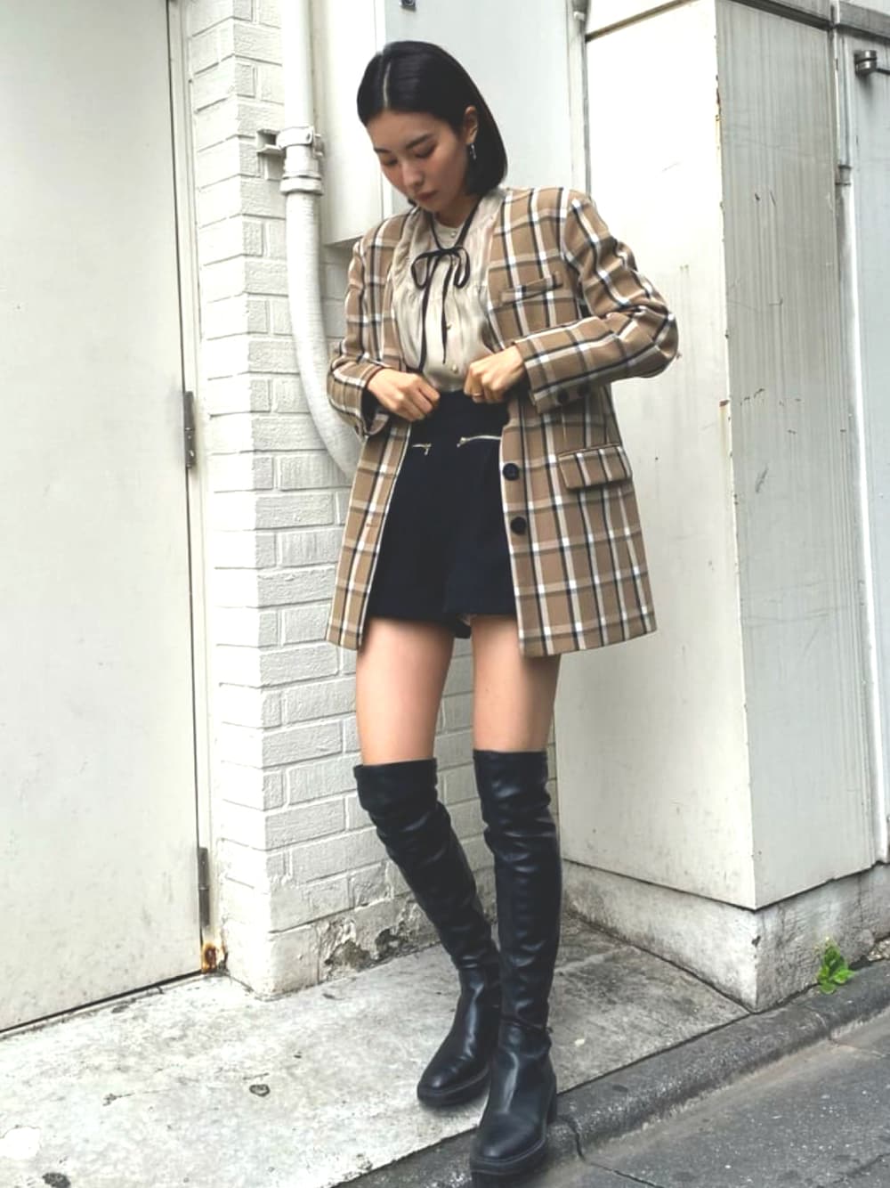 「ショートパンツ、チェック柄、ジャケットスタイル、パンツコーデ、ボウタイブラウス、レトロガーリー、秋コーデ、RedyAzel、ロングブーツコーデ、REDYAZEL」｜「REDYAZELのチェックテーラードジャケット（ノーカラージャケット、ブラウン系）」を使った、REDYAZEL Staffさん（レディース・163cm）の秋コーディネートの1枚目の写真