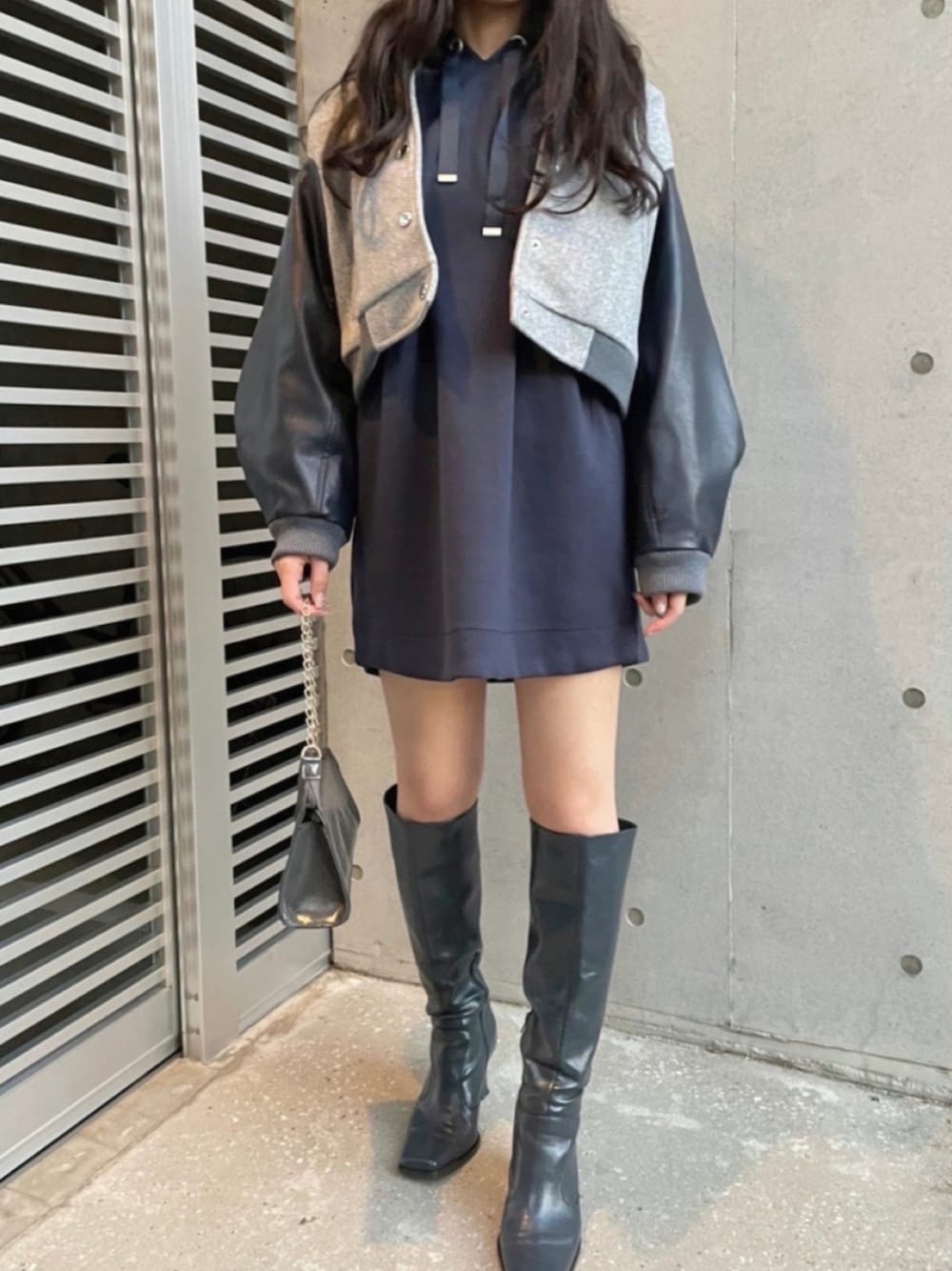 「パーカーワンピース、ミニワンピ、ワンピース、スタジャン、着回しコーデ、カジュアルコーデ、秋冬コーデ、ゆるコーデ、RedyAzel、REDYAZEL」｜「REDYAZELのフェイクレザー×ウールブルゾン（ブルゾン、グレー系）」を使った、REDYAZEL Staffさん（レディース・162cm）の秋コーディネートの1枚目の写真