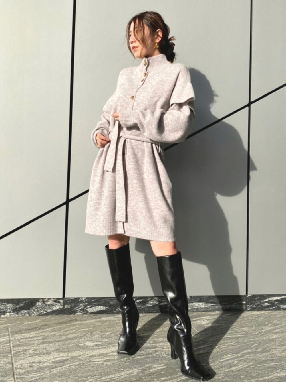 「ニットワンピース、ロングブーツ、ニットアウター、ロングカーディガン、きれいめカジュアル、ゆったりコーデ、ミニワンピ、秋冬コーデ、RedyAzel、REDYAZEL」｜「REDYAZELのフリル袖ニットジャケット（カーディガン/ボレロ、グレー系）」を使った、REDYAZEL Staffさん（レディース・160cm）の秋コーディネートの1枚目の写真