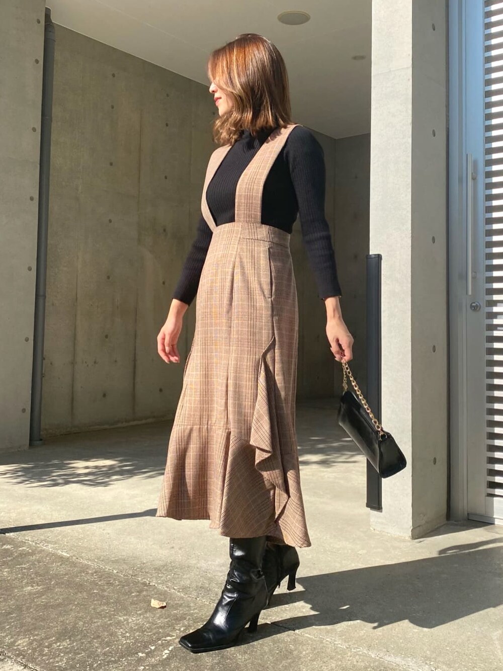 「ジャンパースカート、ジャンスカ、オトナ女子、秋冬コーデ、レイヤードスタイル、大人ガーリー、リブニット、ハイネックニット、RedyAzel、REDYAZEL(REDYAZEL)」｜「REDYAZELの裾変形マーメイドジャンスカ（ジャンパースカート、ブラウン系）」を使った、REDYAZEL Staffさん（レディース・160cm）の秋コーディネートの1枚目の写真