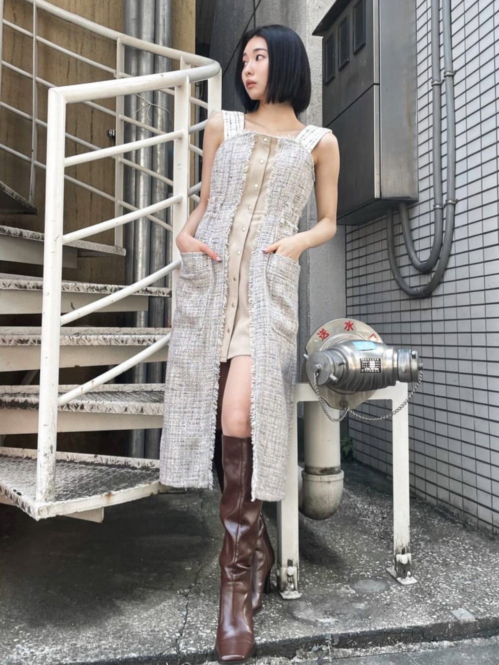 「ツイード、ツイードワンピース、ロングブーツ、レトロガーリー、秋コーデ、秋先取りコーデ、フェミニン、REDYAZEL、RedyAzel」｜「REDYAZELのツイード配色ワンピース（ジャンパースカート、ベージュ系）」を使った、REDYAZEL Staffさん（レディース・158cm）の秋コーディネートの1枚目の写真
