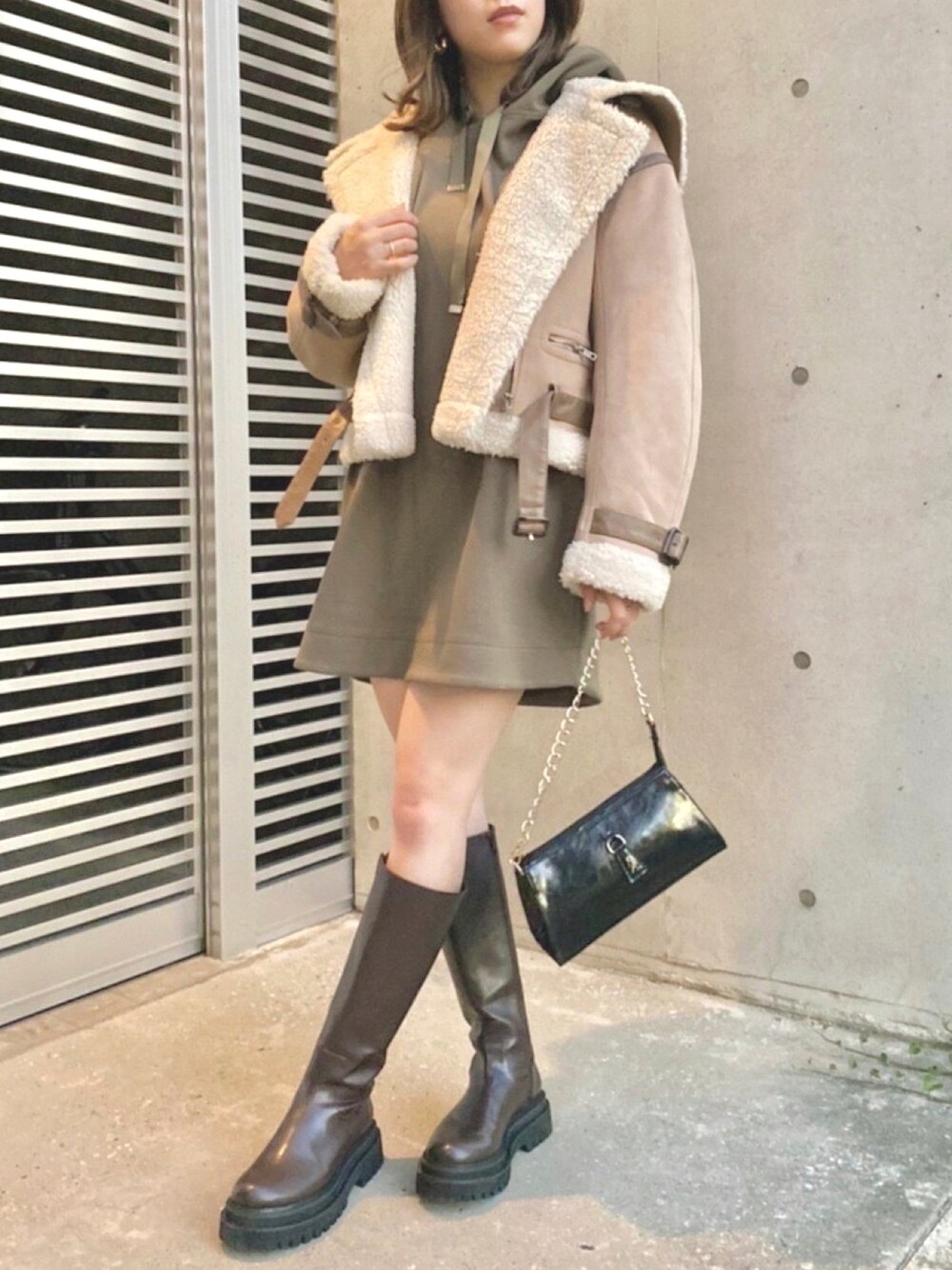 「ミニワンピ、パーカーワンピース、ムートンライダース、ムートンジャケット、カジュアルガーリー、着回しコーデ、ゆるコーデ、ゆったりコーデ、RedyAzel、REDYAZEL」｜「REDYAZELのフェイクムートンコンパクトライダースジャケット（ムートンコート、ベージュ系）」を使った、REDYAZEL Staffさん（レディース・160cm）の秋コーディネートの1枚目の写真