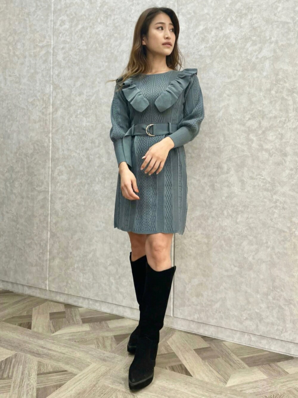 「ワンピース、ニットワンピース、ロングブーツ、ガーリー、ミニワンピ、秋コーデ、秋冬コーデ、RedyAzel、ワンピースコーデ、REDYAZEL」｜「REDYAZELのフリルニットワンピース（ワンピース、グリーン系）」を使った、REDYAZEL Staffさん（レディース・163cm）の秋コーディネートの1枚目の写真