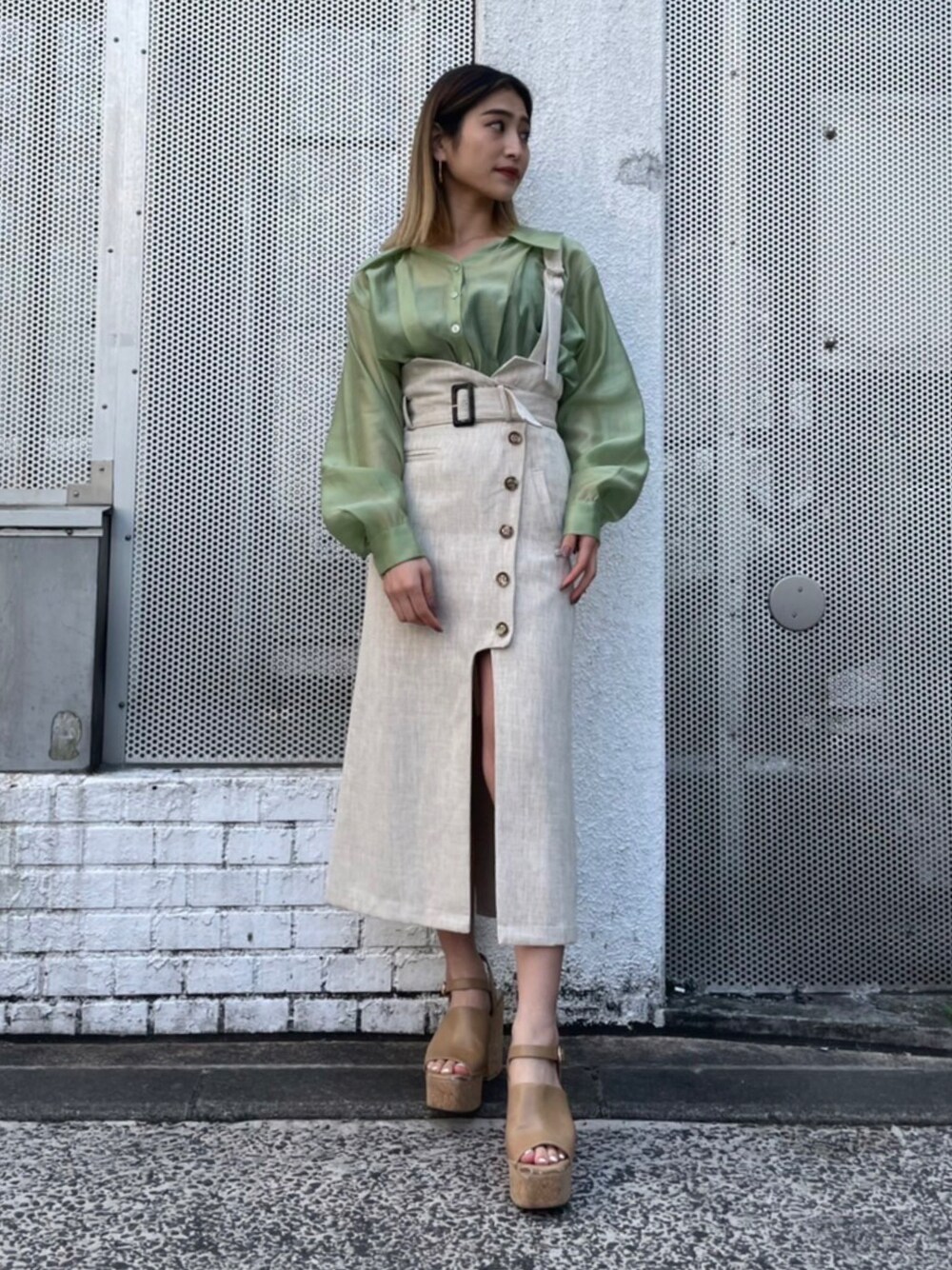 「シアーシャツ、大人女子、タイトスカート、カラーシャツ、大人カジュアル、シアー、春服、RedyAzel、レディアゼル、キレイめ」｜「REDYAZELのシアークロップドシャツ（シャツ/ブラウス、グリーン系）」を使った、REDYAZEL Staffさん（レディース・160cm）の春コーディネートの1枚目の写真