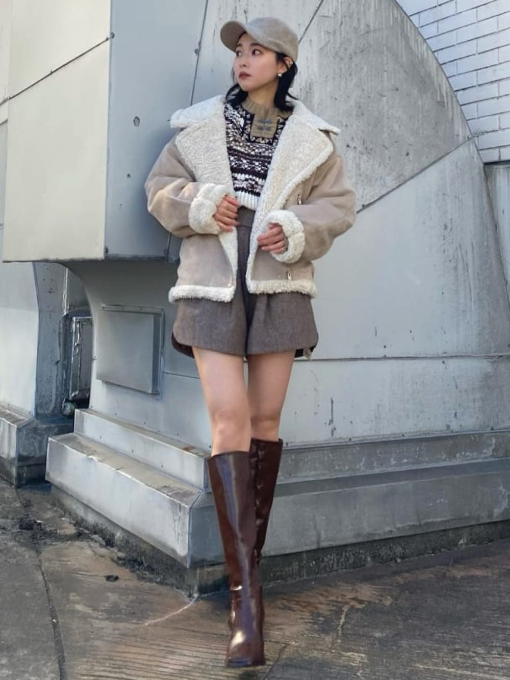 「カジュアル、ショートパンツ、冬コーデ、ロングブーツ、ムートンコート、休日コーデ、あったかコーデ、今日のコーデ、RedyAzel、REDYAZEL」｜「REDYAZELのオリジナルジャガードホック付きトップス（ニット/セーター、ベージュ系）」を使った、REDYAZEL Staffさん（レディース・163cm）の秋コーディネートの1枚目の写真