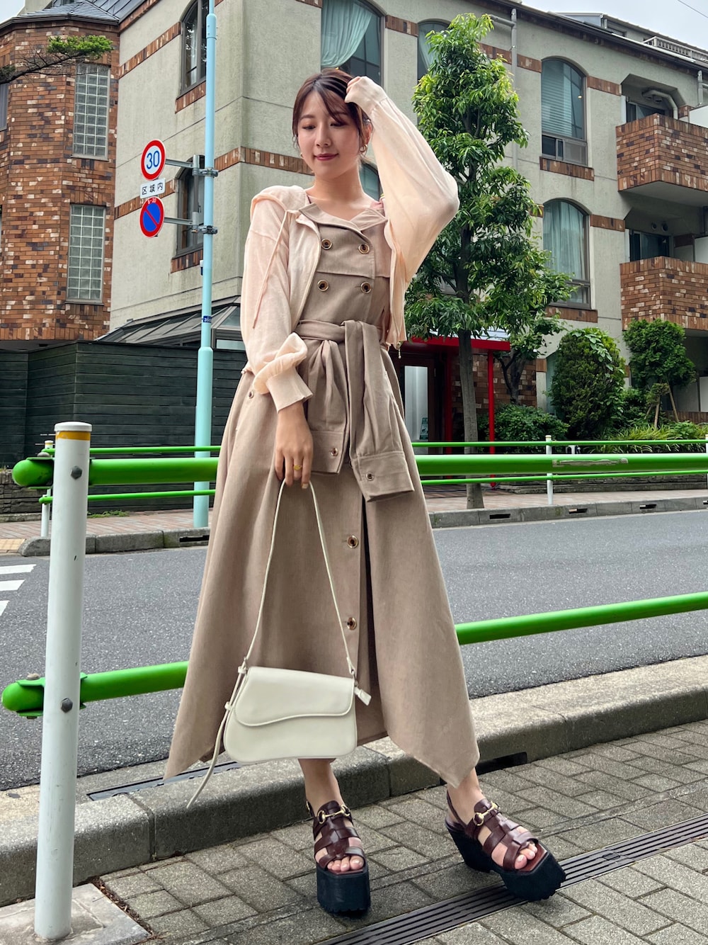 「休日スタイル、シアーパーカー、ワンピース、トレンチワンピース、ベージュコーデ、ロングワンピース、RedyAzel、レディアゼル」｜「REDYAZELのシアーニットパーカー（パーカー、ホワイト系）」を使った、REDYAZEL Staffさん（レディース・160cm）の夏コーディネートの1枚目の写真