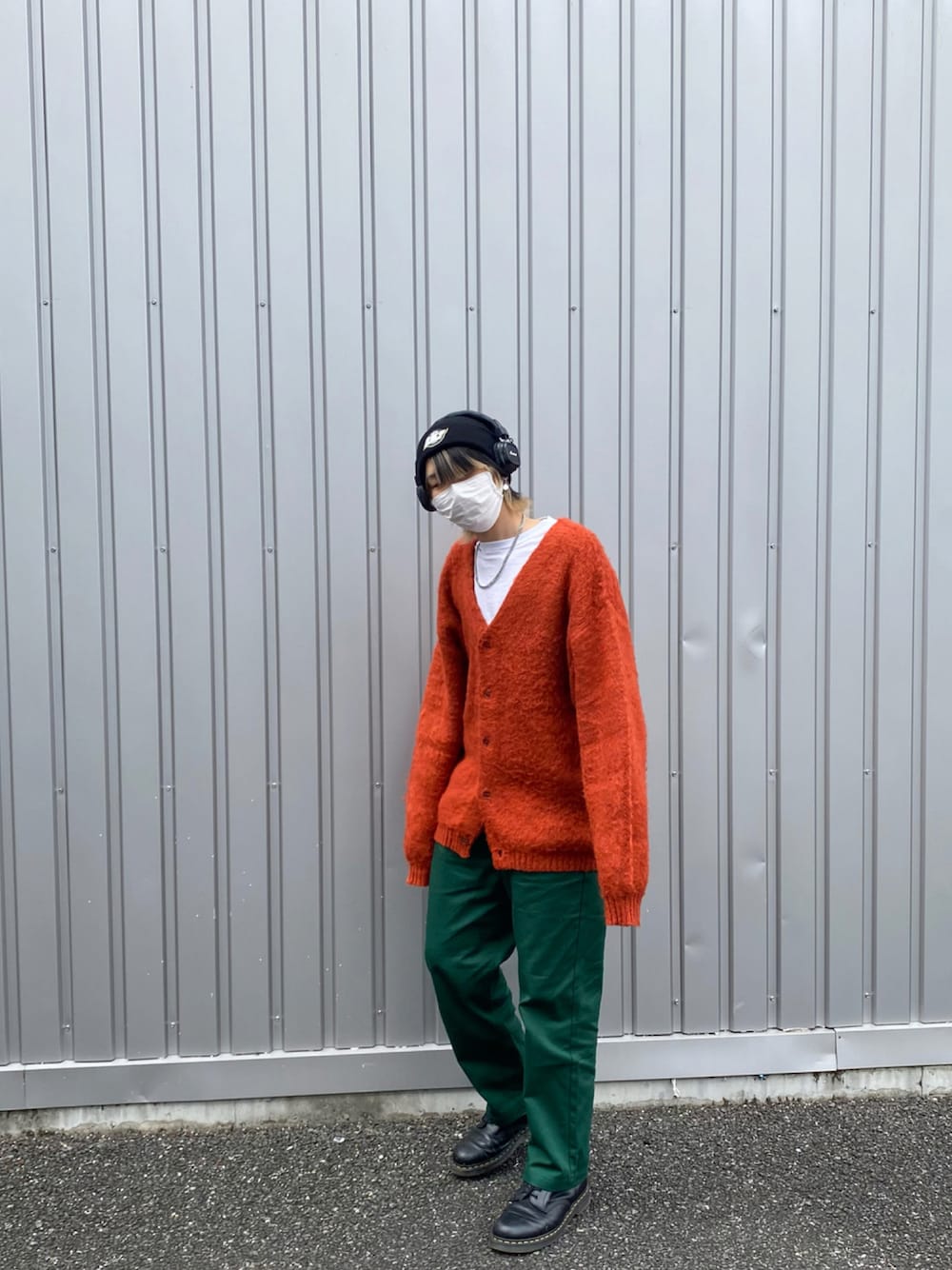 「古着、カーディガン、カジュアル、ニット帽、秋のコーデ、大学生、下北沢、秋服、古着コーデ、緑パンツ、お洒落さんとつながりたい、ヘットホン、プチプラ」｜「WEGOのWEGO/モヘアライクBIGカーディガン（カーディガン/ボレロ、オレンジ系）」を使った、いおさん（メンズ・178cm）の秋コーディネートの1枚目の写真