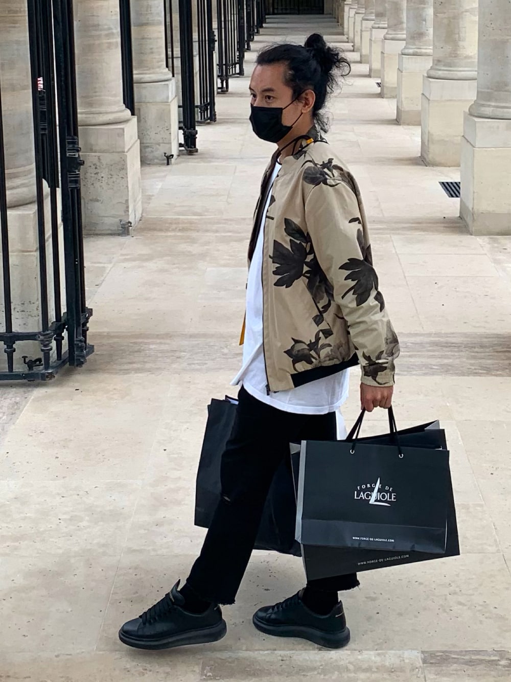 「LOUVRE」｜「PAUL&JOEのアイテム（ブルゾン、ベージュ系）」を使った、manu5231さん（メンズ・172cm）の夏コーディネートの1枚目の写真