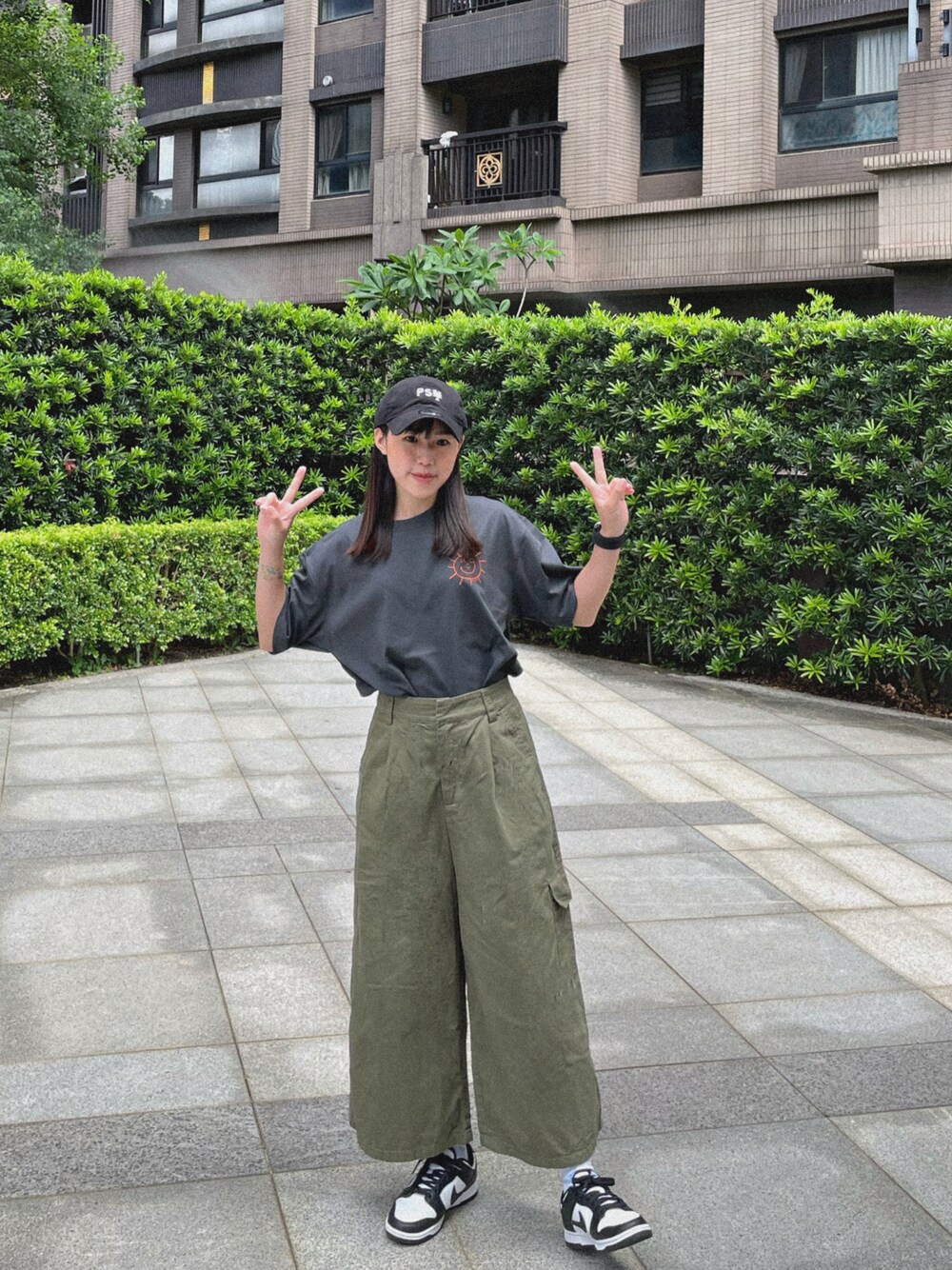 「NIKEのアイテム（Tシャツ/カットソー、グレー系）」を使った、s0a5n1d4yさん（レディース・153cm）の夏コーディネートの1枚目の写真