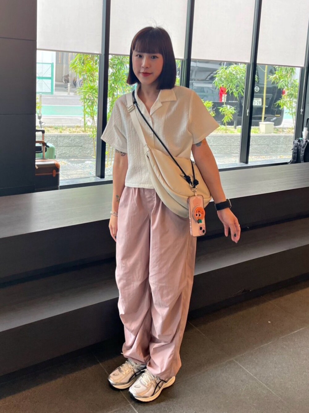 「UNIQLOのアイテム（ショルダーバッグ、ホワイト系）」を使った、s0a5n1d4yさん（レディース・153cm）の春コーディネートの1枚目の写真