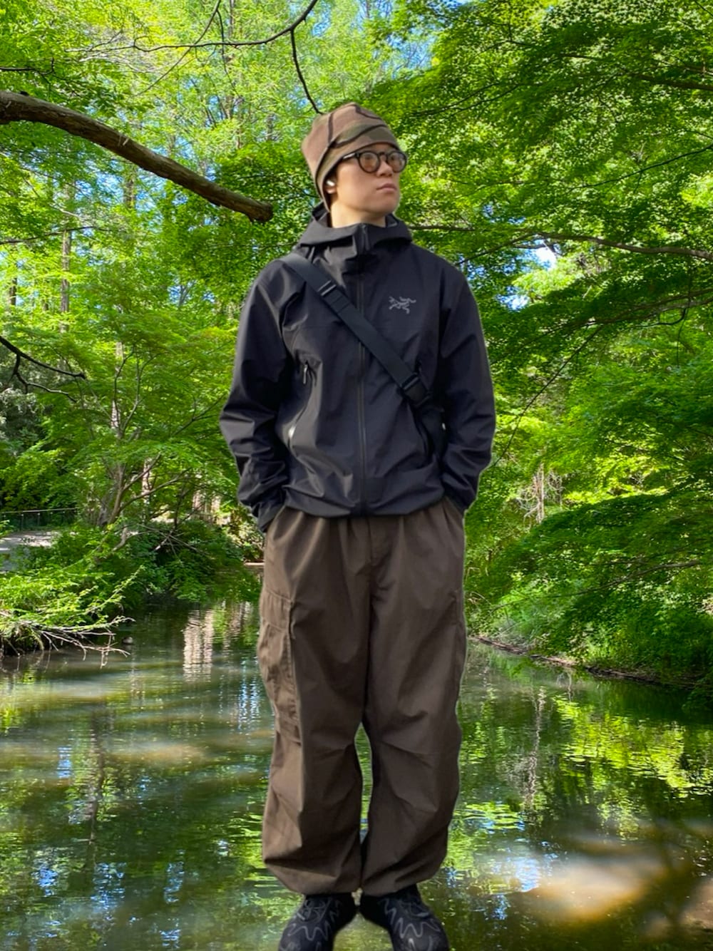 ブラック系のブルゾン、ブラック系のスニーカー、その他のニットキャップ/ビーニーを着用したメンズの秋コーディネートの1枚目の写真