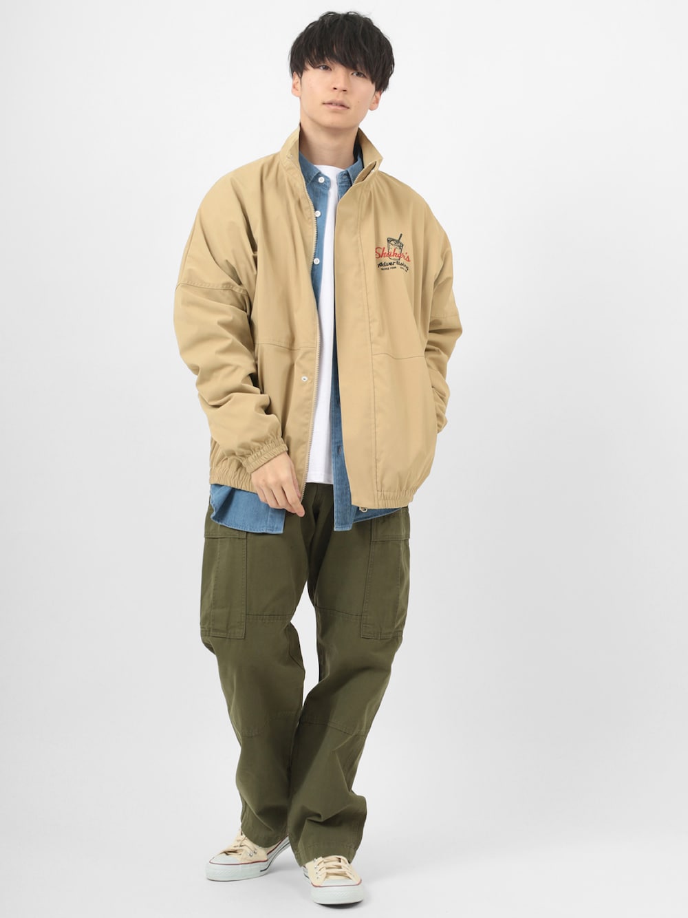 ベージュ系のブルゾン、ブルー系のシャツ/ブラウス、ホワイト系のTシャツ/カットソーを着用したメンズの冬コーディネートの1枚目の写真