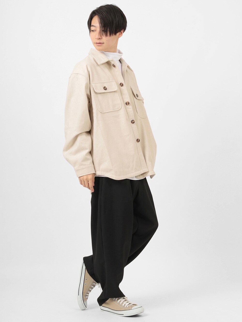 ホワイト系のブルゾンを着用したメンズの冬コーディネートの1枚目の写真