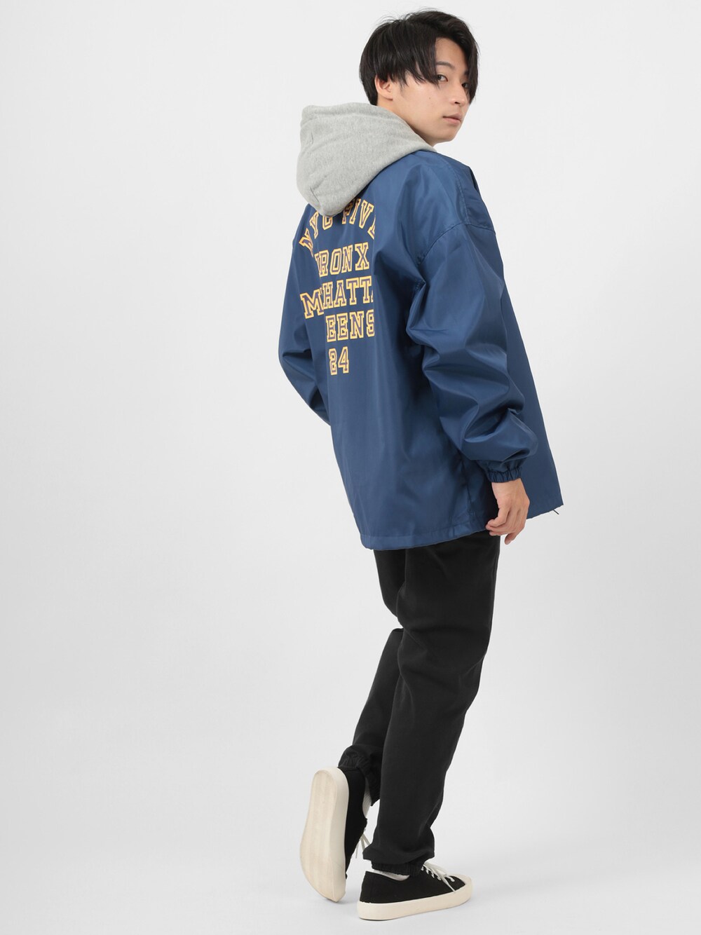 ブラック系のスウェットパンツ、ブルー系のブルゾン、グレー系のパーカーを着用したメンズの冬コーディネートの1枚目の写真