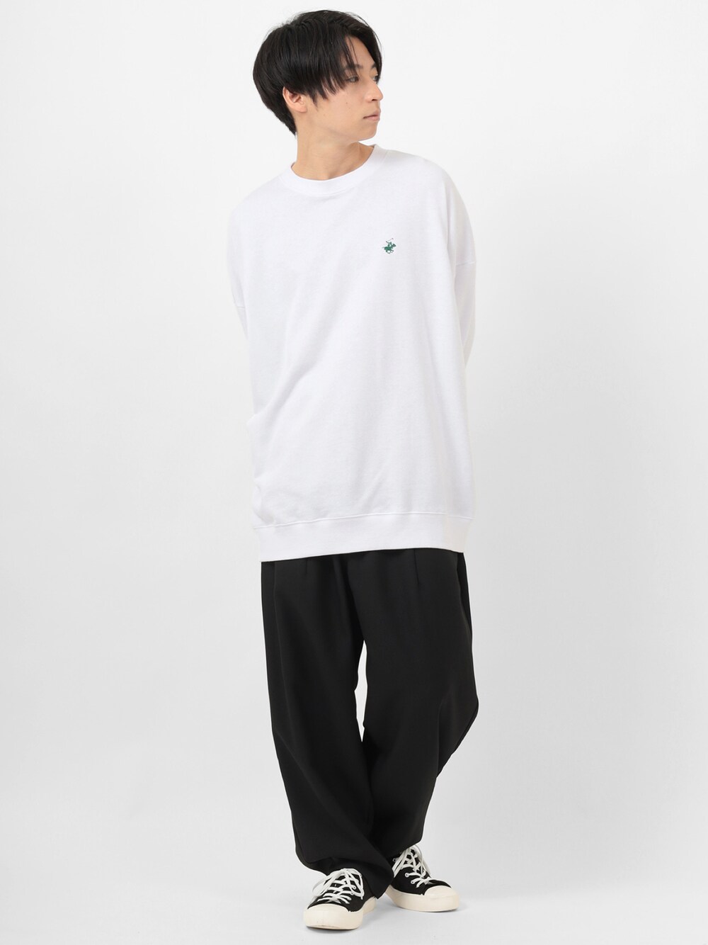 ホワイト系のスウェットを着用したメンズの冬コーディネートの1枚目の写真