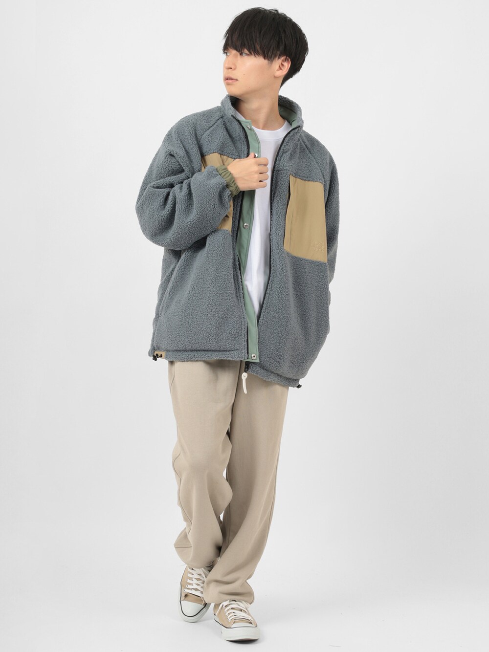 その他のブルゾン、ベージュ系のスウェットパンツ、ホワイト系のTシャツ/カットソーを着用したメンズの冬コーディネートの1枚目の写真