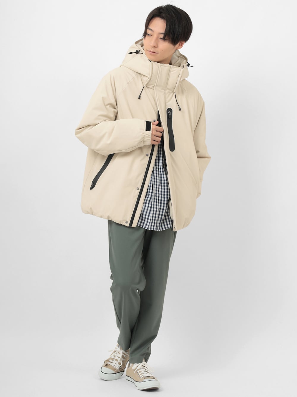 ホワイト系のダウンジャケット/コートを着用したメンズの冬コーディネートの1枚目の写真