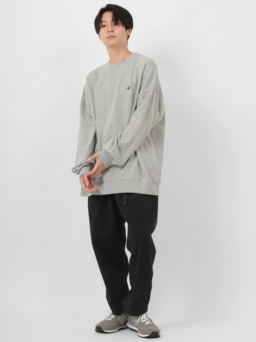 グレー系のスウェット、ブラック系のチノパンツを着用したメンズの秋コーディネートの1枚目の写真