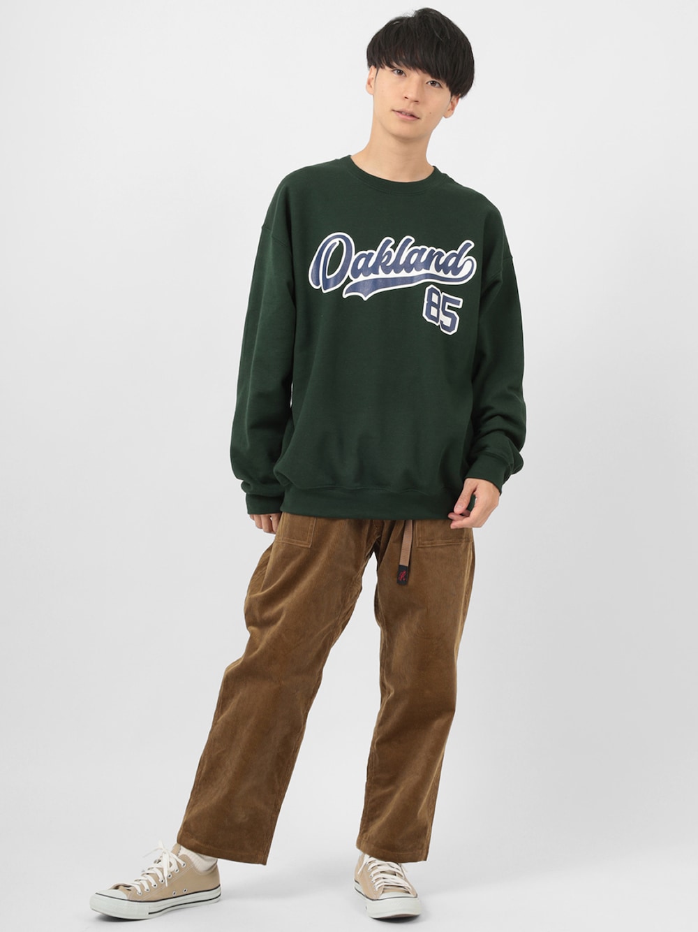 ブラウン系のその他パンツ、グリーン系のスウェットを着用したメンズの冬コーディネートの1枚目の写真