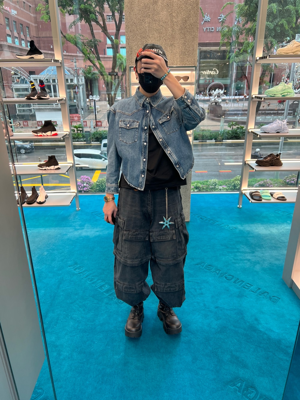 BALENCIAGAのカーゴパンツを使った人気ファッションコーディネート