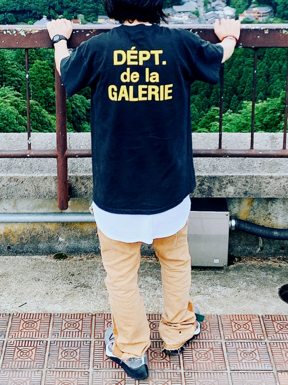 「GALLERY DEPTのアイテム（Tシャツ/カットソー、ブラック系）」を使った、Harukiさん（メンズ・172cm）の夏コーディネートの1枚目の写真