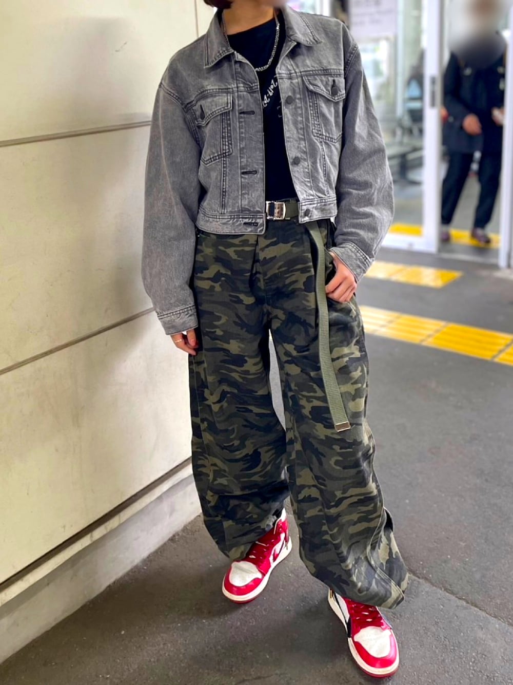「NIKEのアイテム（スニーカー、レッド系）」を使った、manuさん（レディース・162cm）の春コーディネートの1枚目の写真
