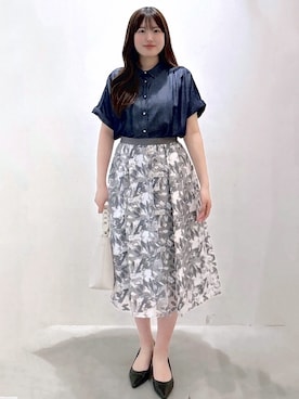 「index（インデックス）の【UVケア/接触冷感/吸水速乾】シャンブレーターンバックシャツ《洗濯機OK》（Shirts、ブルー系）」を使った、Sayaさん（レディース）の春コーディネート