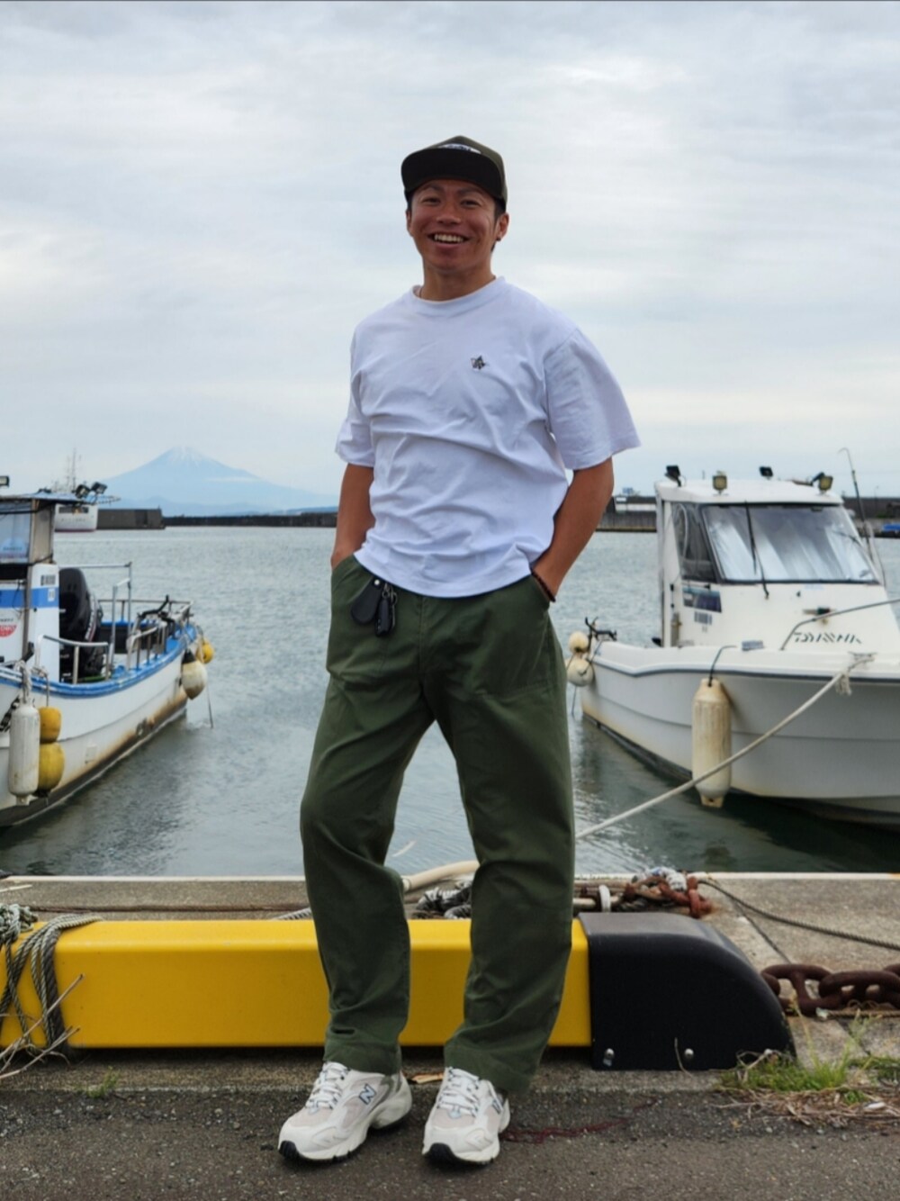 「Tシャツ、白Tシャツ、スニーカー、キャップ、ストレートキャップ、カジュアル、ストリート、古着MIX」｜「sequenceのアイテム（Tシャツ/カットソー、ホワイト系）」を使った、tulipさん（メンズ・165cm）の春コーディネートの1枚目の写真
