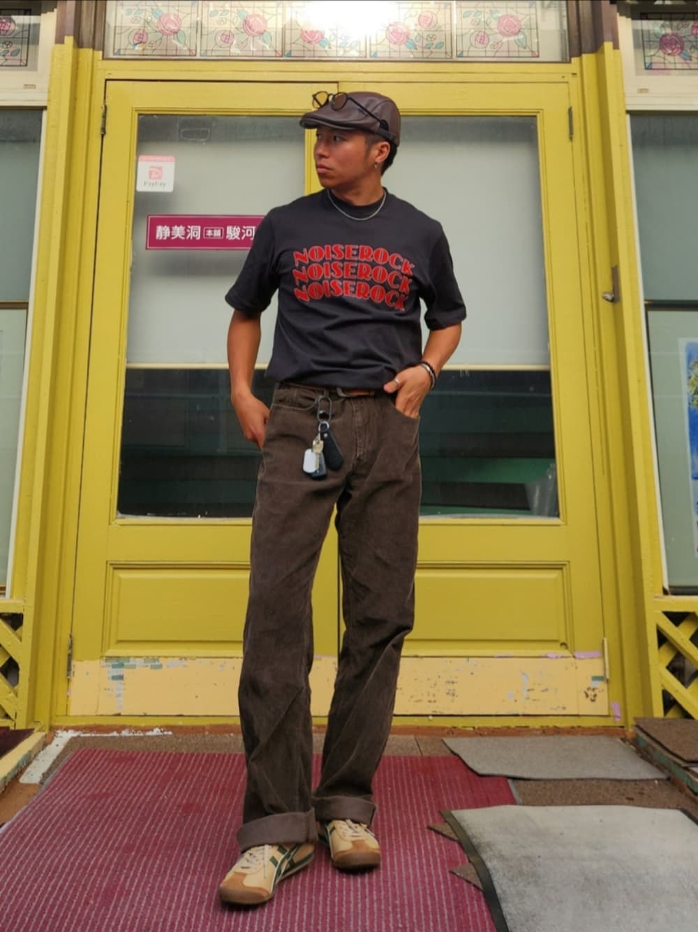 「古着MIX、古着、黒Tシャツ、Tシャツ、夏コーデ、ハンチング帽、ハンチング、スニーカー、ブラウン」｜「blurhmsのアイテム（Tシャツ/カットソー、ブラック系）」を使った、tulipさん（メンズ・165cm）の春コーディネートの1枚目の写真