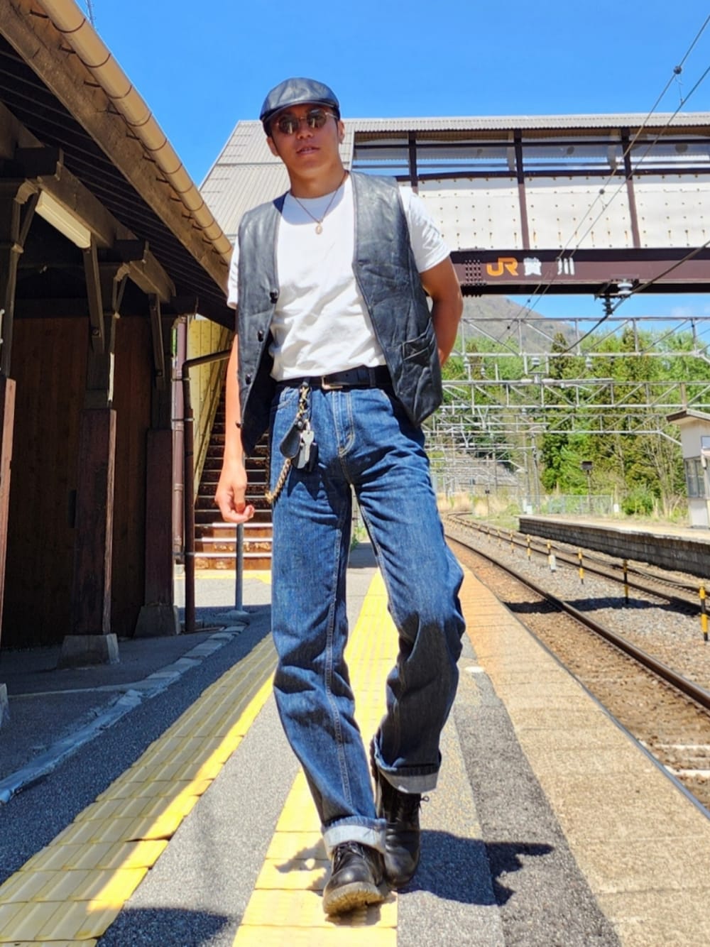 「アメカジ、アメカジコーデ、古着、レザーベスト、レザー、ハンチング帽、ハンチング、デニムパンツ、ブーツ、ウォレットチェーン、サングラス、Tシャツ、白Tシャツ」｜「古着のアイテム（ベスト、ブラック系）」を使った、tulipさん（メンズ・165cm）の春コーディネートの1枚目の写真