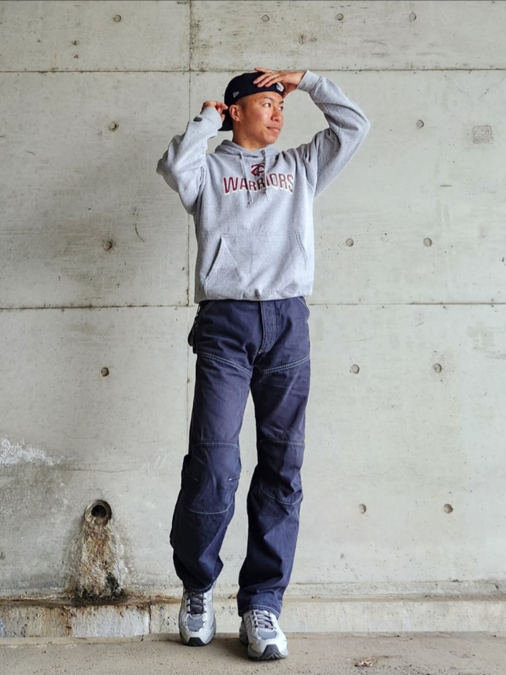 「パーカー、ワークパンツ、ペインターパンツ、ストリート、ストリートコーデ、スニーカー、キャップ、ストレートキャップ、シンプルスタイル、古着、スポーツミックス、カジュアル」｜「NEW ERAのアイテム（キャップ、ブルー系）」を使った、tulipさん（メンズ・165cm）の春コーディネートの1枚目の写真