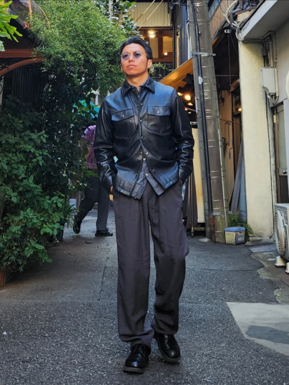 「春コーデ、古着MIX、古着、モード、モードストリート、大人カジュアル、レザージャケット、レザー、革靴、ブラック、サングラス、ガラシャツ」｜「AVIREXのアイテム（ライダースジャケット、ブラック系）」を使った、tulipさん（メンズ・165cm）の春コーディネートの1枚目の写真