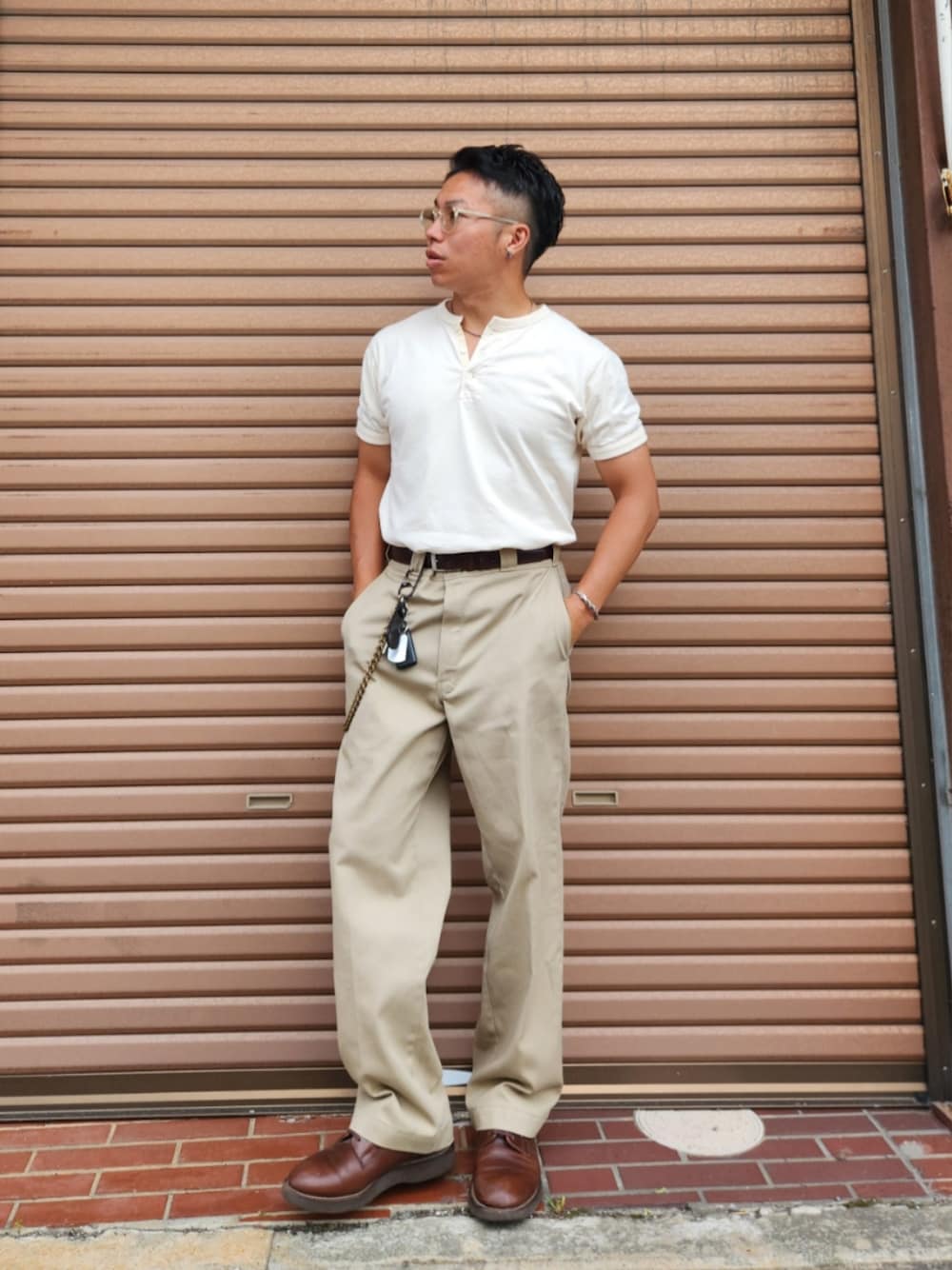 「アメカジ、古着、ヘンリーネックＴシャツ、ヘンリーネック、夏コーデ、革靴、ブーツ、チノパン、Tシャツ、白Tシャツ、ウォレットチェーン、サングラス」｜「Dannerのアイテム（ブーツ、ブラウン系）」を使った、tulipさん（メンズ・165cm）の夏コーディネートの1枚目の写真