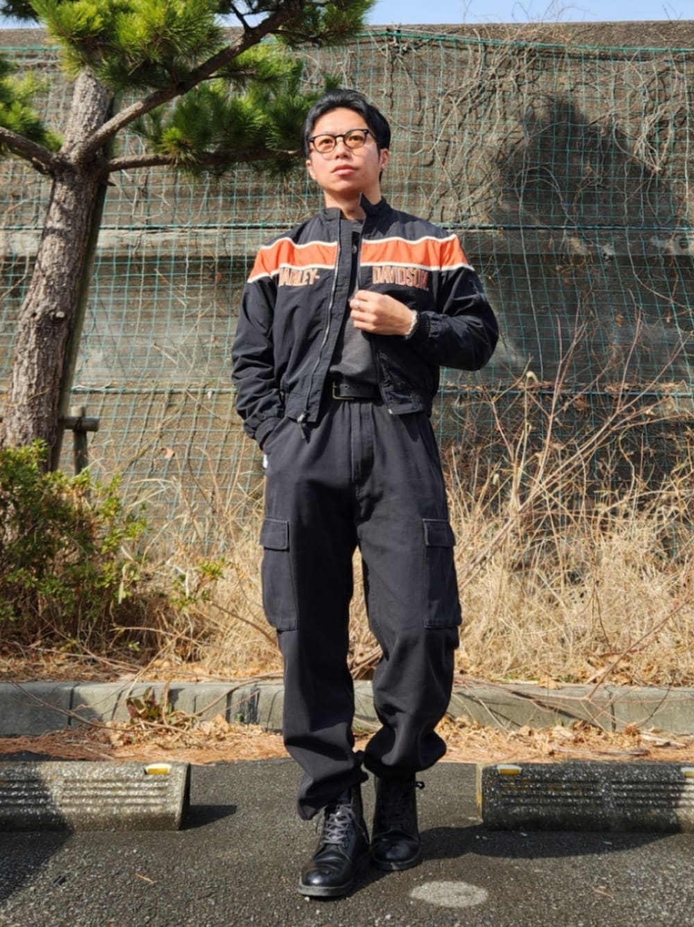 「古着、ハーレーダビッドソン、バイカースタイル、ブーツ、めがね、サングラス、カーゴパンツ、黒、黒コーデ、黒パンツ、黒ブーツ、メンズファッション、オールブラック、ナイロンジャケット、短丈」｜「Harley-Davidsonのアイテム（ナイロンジャケット、ブラック系）」を使った、tulipさん（メンズ・165cm）の冬コーディネートの1枚目の写真