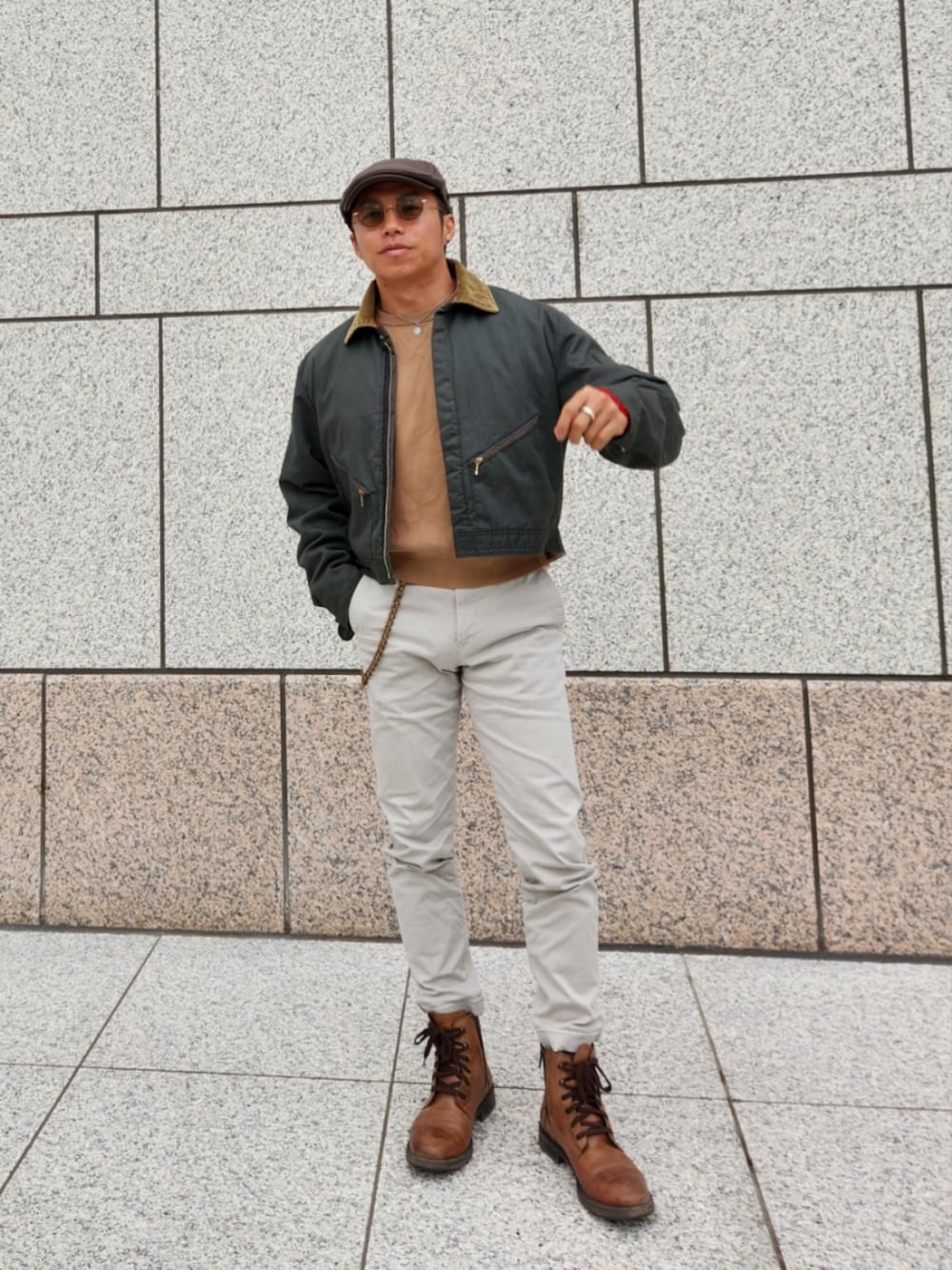 グリーン系のジャケット/アウター、ブラウン系のスウェット、ホワイト系のチノパンツを着用したメンズの秋コーディネートの1枚目の写真