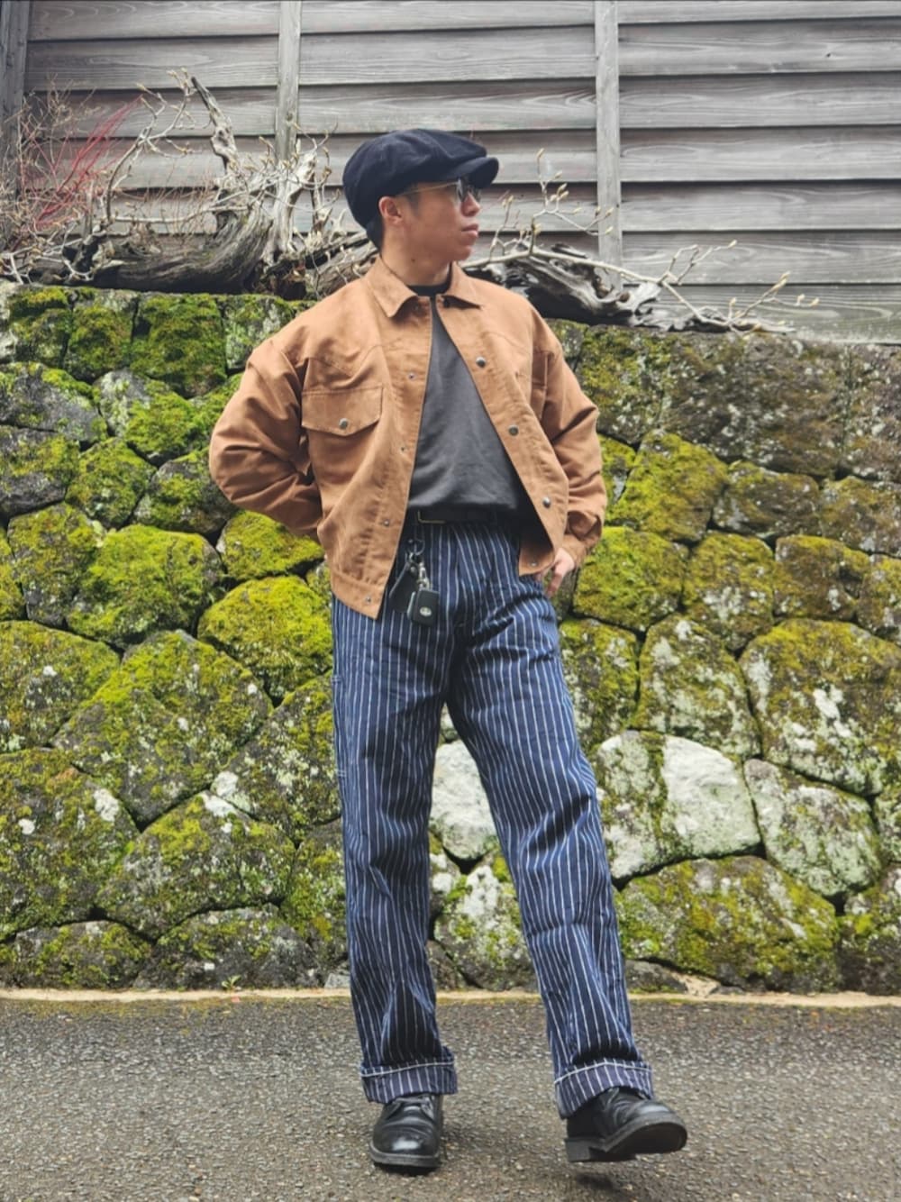 「アメカジ、古着、デニムパンツ、サングラス、キャスケット、ブルゾン、ブーツ、ウォバッシュ、ストライプ、ストライプパンツ、ヒッコリー、大人カジュアル、帽子、アメカジコーデ、ブラウン」｜「古着のアイテム（キャスケット、ブラック系）」を使った、tulipさん（メンズ・165cm）の春コーディネートの1枚目の写真