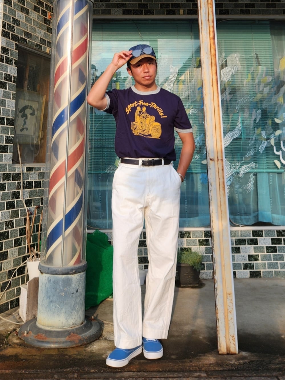 「リンガーTシャツ、夏コーデ、Tシャツ、白パンツ、ホワイトパンツ、スニーカー、水色スニーカー、キャップ、アメカジ、古着、ホワイト、やっぱり帽子が好き」｜「karakuのアイテム（Tシャツ/カットソー、ブルー系）」を使った、tulipさん（メンズ・165cm）の春コーディネートの1枚目の写真