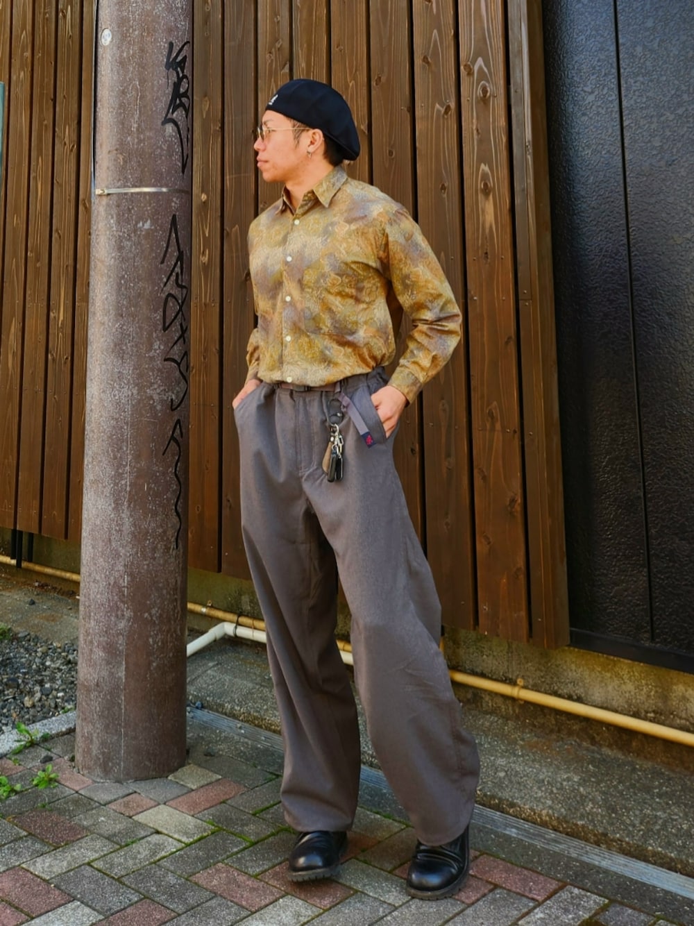 「古着MIX、柄シャツ、古着、ハンチング、帽子、サングラス、スラックス、ブーツ、大人カジュアル、春、グレーパンツ、グレー、ガラシャツ」｜「KANGOLのアイテム（ハンチング/ベレー帽、ブラック系）」を使った、tulipさん（メンズ・165cm）の春コーディネートの1枚目の写真