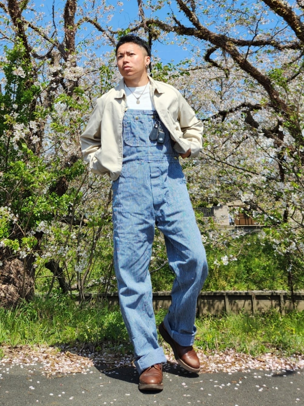 「オーバーオール、古着、革靴、デニム、春コーデ、サロペット、白Tシャツ、ベージュコーデ、アメカジ、ストライプ、ヒッコリー、ウォバッシュ」｜「BIG SMITHのアイテム（サロペット/オーバーオール、ブルー系）」を使った、tulipさん（メンズ・165cm）の春コーディネートの1枚目の写真