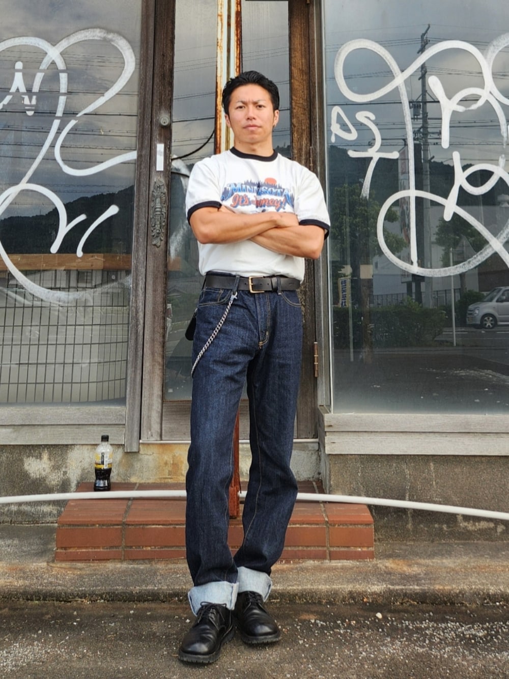 「アメカジ、Tシャツ、白Tシャツ、リンガーTシャツ、デニムパンツ、ジーパン、アメカジコーデ、ブーツ、黒ブーツ、ウォレットチェーン、夏コーデ、Tシャツ×デニム、古着、古着MIX」｜「BARNS OUTFITTERSのアイテム（Tシャツ/カットソー、ホワイト系）」を使った、tulipさん（メンズ・165cm）の春コーディネートの1枚目の写真