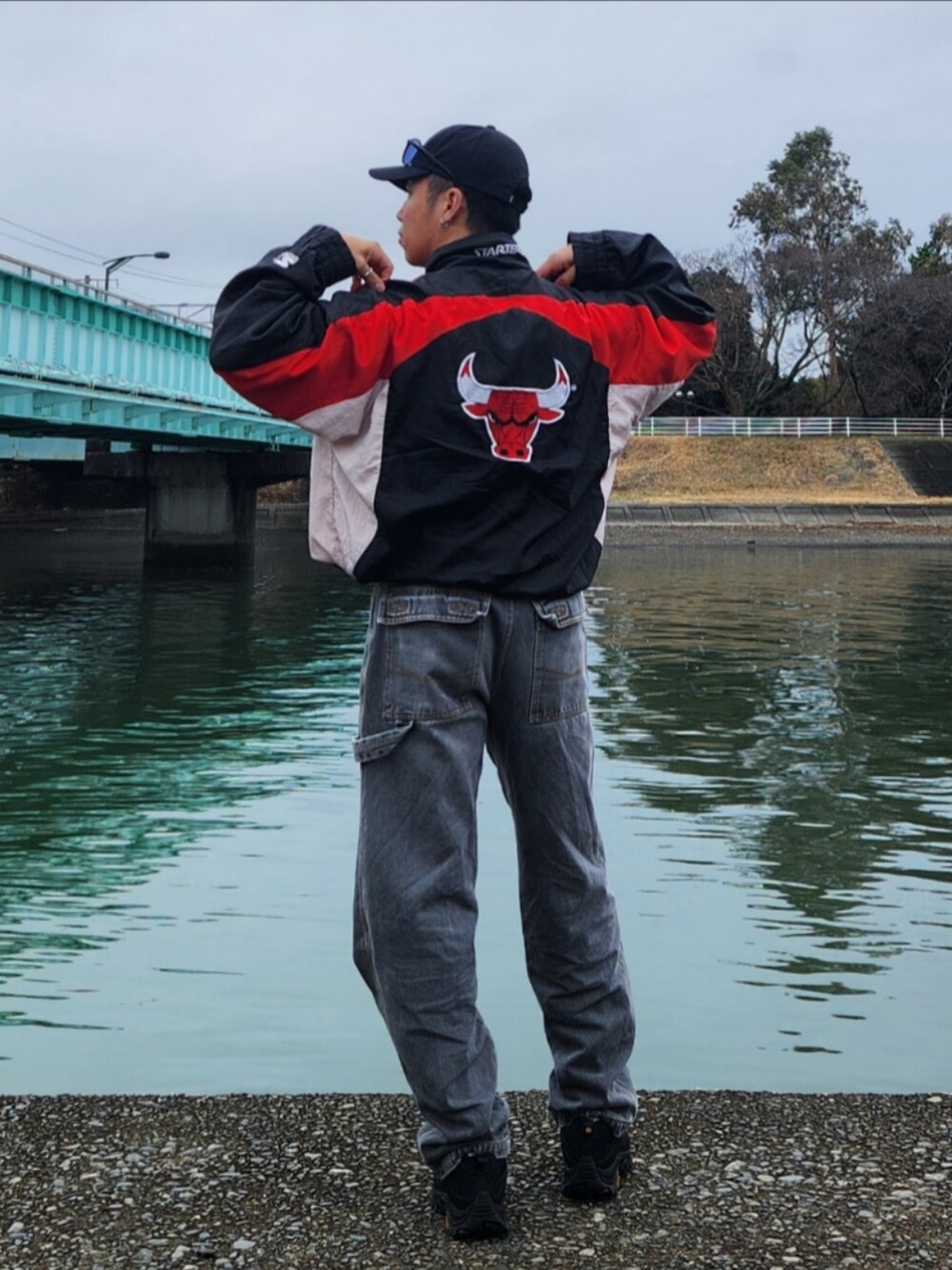 「ストリート、スニーカー、古着、古着MIX、キャップ、デニムパンツ、ナイロンジャケット、サングラス、スポーツミックス、黒、ブラック、帽子、春、オールブラック」｜「Ray-Banのアイテム（サングラス、ブルー系）」を使った、tulipさん（メンズ・165cm）の春コーディネートの1枚目の写真