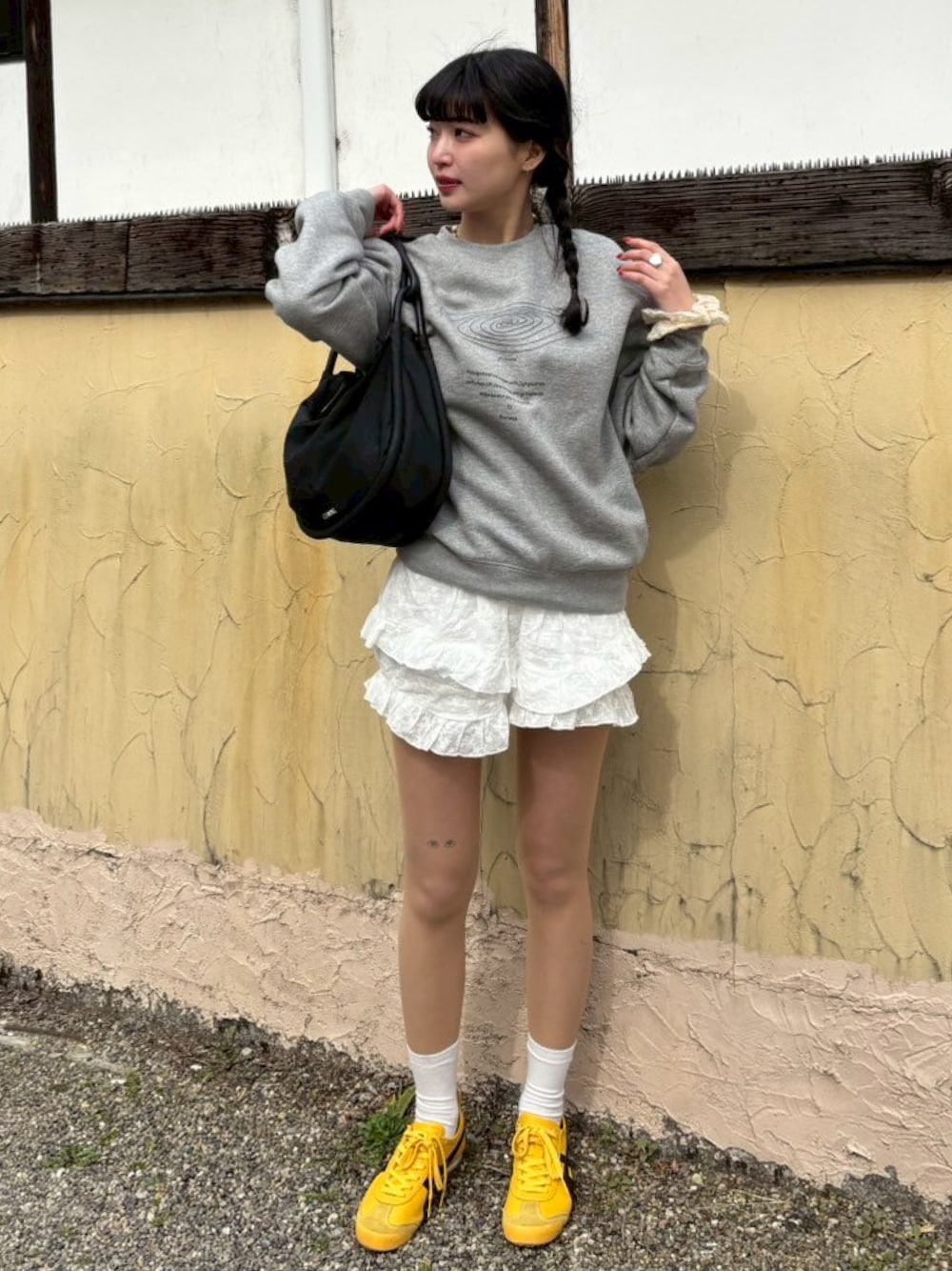 「春めき満開コーデ、春服コーデ、シンプルスタイル、大人ガーリー、ミニスカート、バレエコア、スウェット、オニツカタイガー、カラースニーカー、ノームコア、シティガール、ラフ、ナチュラルガーリー、シンプルコーデ、春色」｜「GANNIのGANNI Knot Baguette ガニー ノット ハンドバッグ（ハンドバッグ、ブラック系）」を使った、nanamiさん（レディース・160cm）の春コーディネートの1枚目の写真